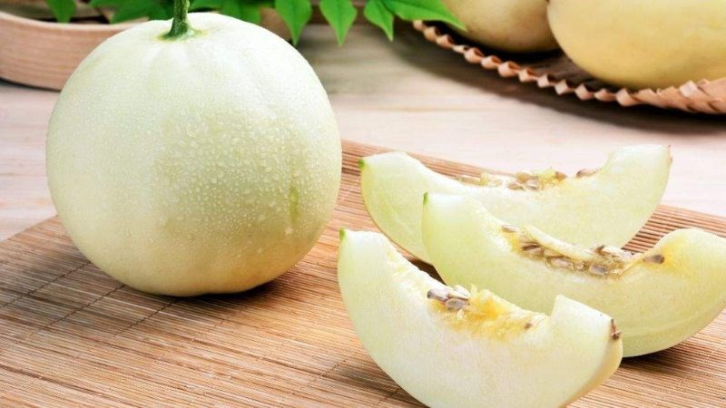 Dưa lê là một loại trái cây có vỏ xanh lục, thường được dùng để giải nhiệt