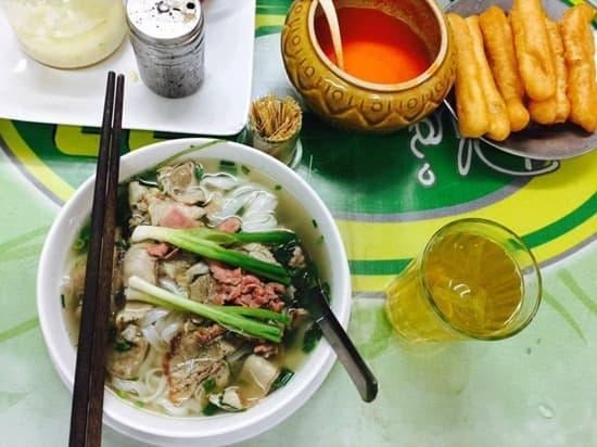 Khi thưởng thức bún, miến, phở, nên hạn chế tiêu thụ nước béo để giảm nguy cơ béo phì và tăng cholesterol, có thể gây ảnh hưởng tiêu cực đến hệ tim mạch. 